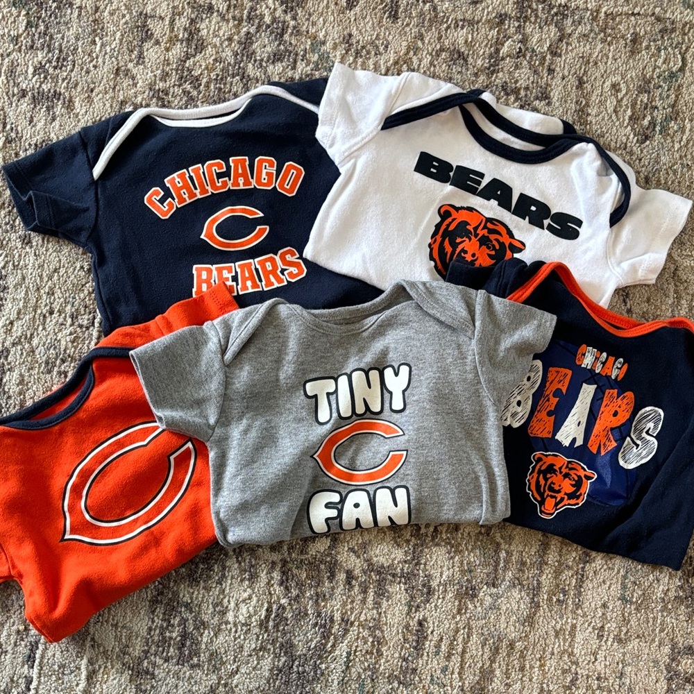 Bundle of 5 NFL Chicago Bears Bodysuits/Onesies size 18-24 months